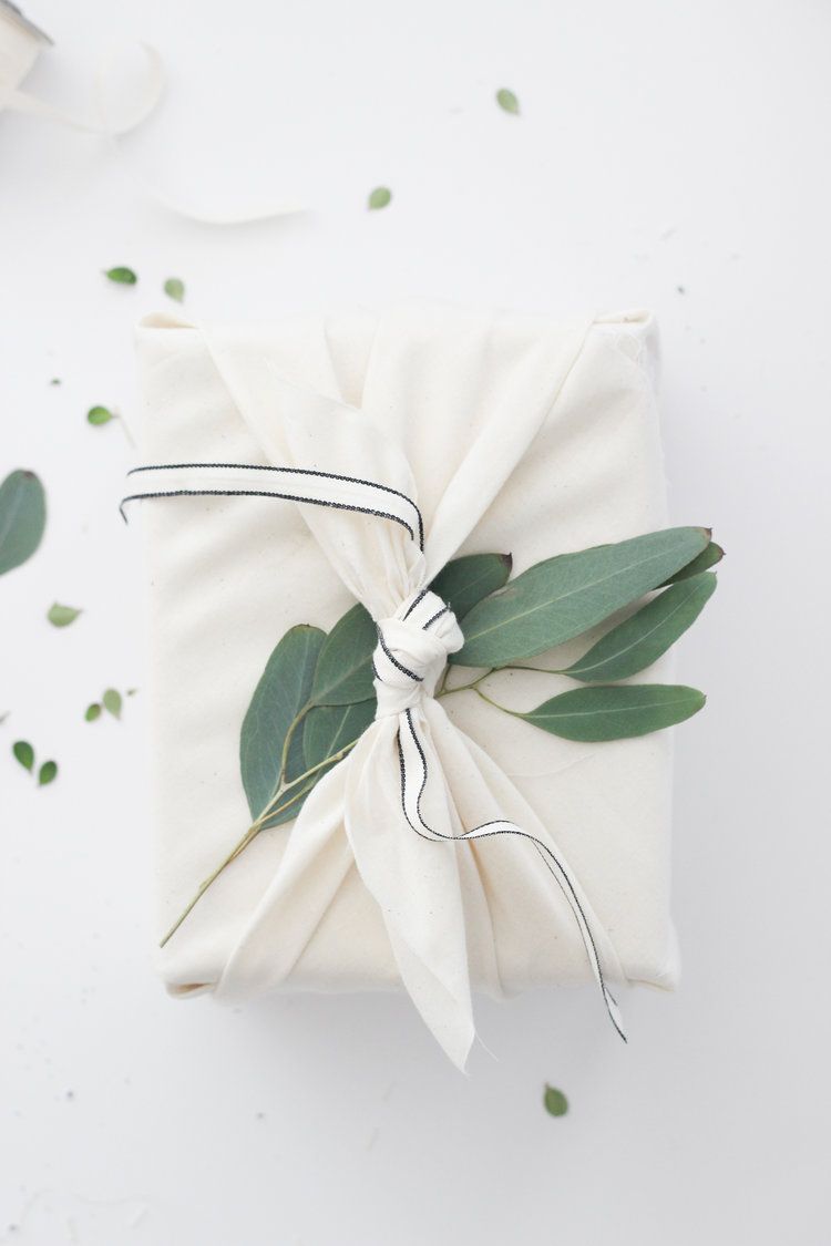 https://homeandfleur.com/wp-content/uploads/2019/11/furoshiki-wrapping-1.jpg