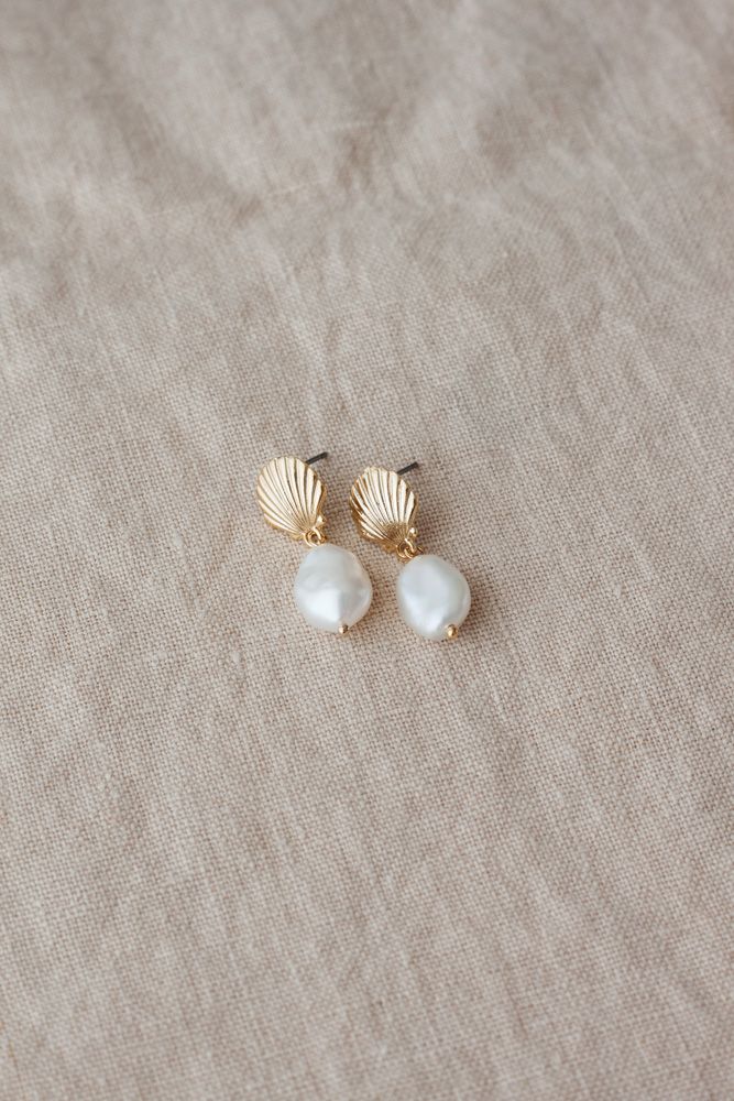 Le Petit Coquillage Pearl Earrings