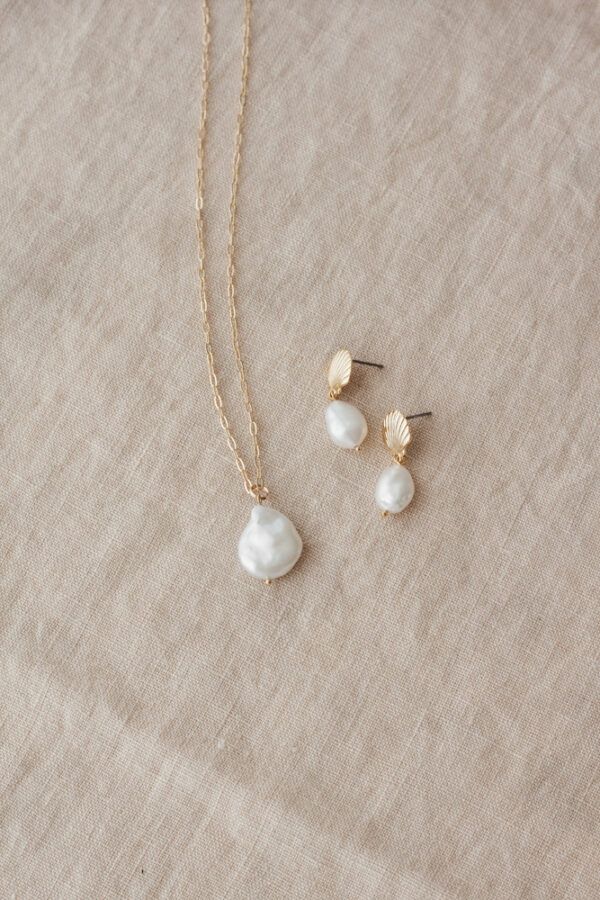 Le Petit Coquillage Pearl Earrings