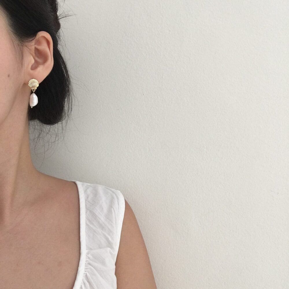 Le Petit Coquillage Pearl Earrings - Home & Fleur