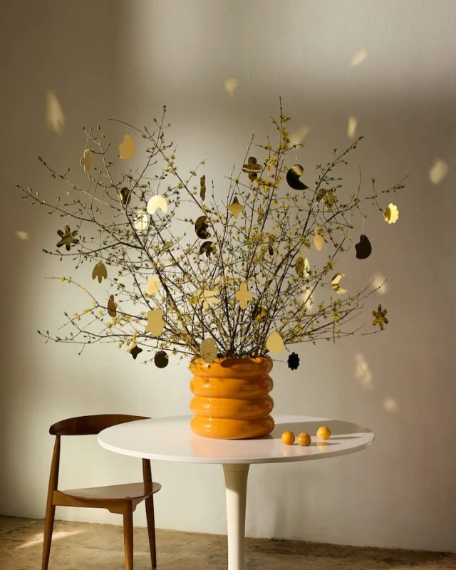 new Easter ornaments by the swiss brand @objeesujee 🤩
handcrafted natural shapes and  radiant gold finish that beautifully reflects light, creating a warm, sophisticated glow ✨
——
#homeandfleur
