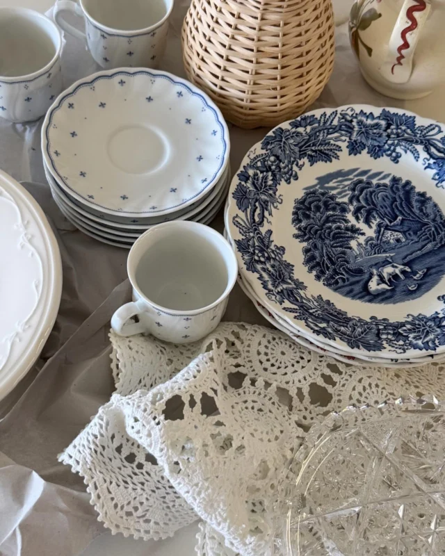 I’ve been collecting unique vintage finds into a beautiful summery collection of tableware 🍶 
wait for the shop update very soon 😍
——
#homeandfleur